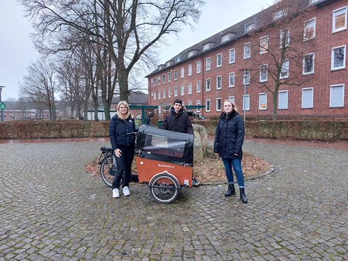 Nominierte Klimascouts: Die Azubis der Stadt Verden, Alexandra Gerken; des Flecken Ottersberg, Laura Heger und der FÖJler der kleVer, Joshua Barek-Shafi mit dem kleVer Lastenrad (Quelle: kleVer)